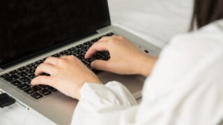 パソコンで文字入力する女性