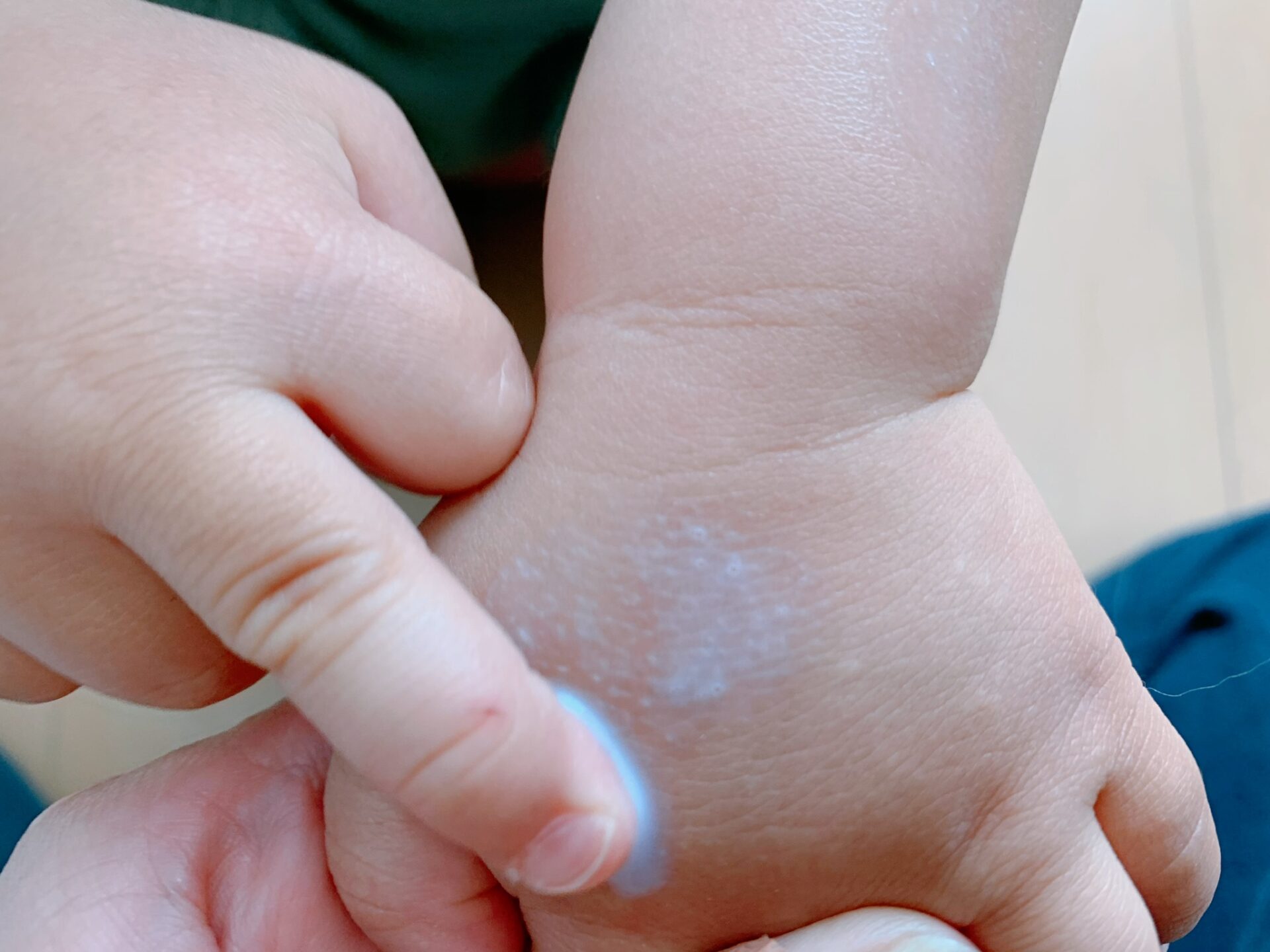 アロベビーUV&アウトドアミスト　赤ちゃんに塗る